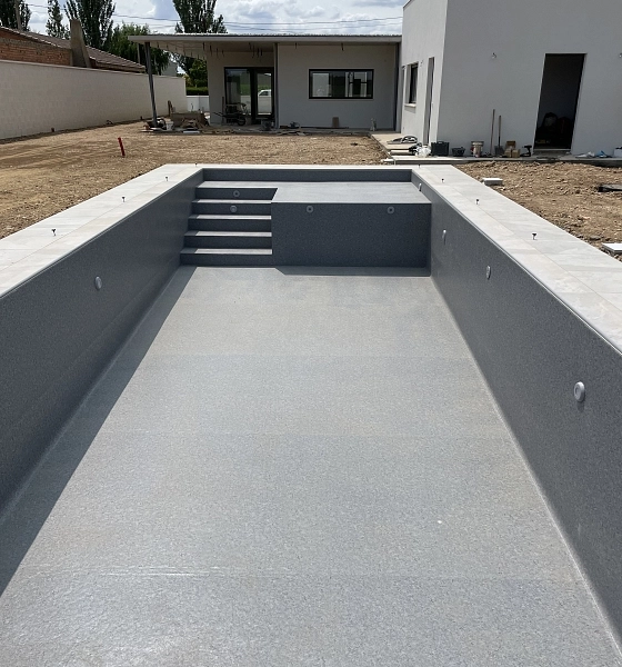 Vivienda unifamiliar: Revestimiento e impermeabilización de piscina con lámina armada de PVC Vivienda unifamiliar: Revestimiento e impermeabilización de piscina con lámina armada de PVC